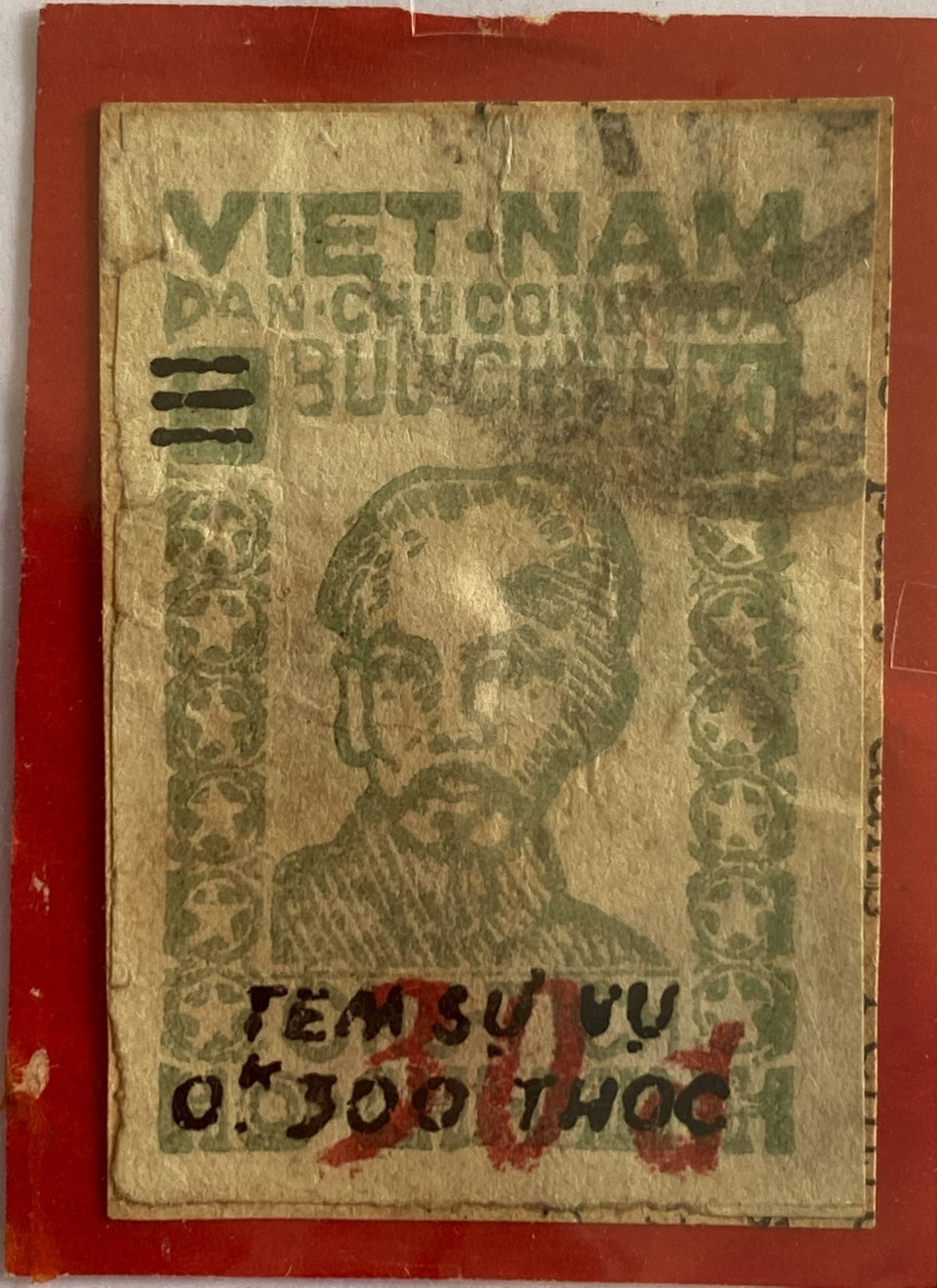 Con tem quý hiếm có in hình Bác Hồ với Liên khu V do huyện Hoài Nhơn (Bình Định) phát hành năm 1951. (Ảnh: Công Mạo/TTXVN)