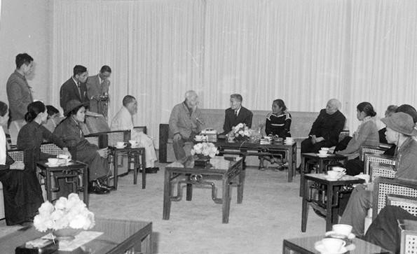 Chủ tịch Hồ Chí Minh tiếp và nói chuyện với đoàn đại biểu Mặt trận dân tộc giải phóng miền Nam Việt Nam do bác sỹ Phùng Văn Cung dẫn đầu ra thăm miền Bắc ngày 28/2/1969. (Ảnh: Vũ Tín/TTXVN)