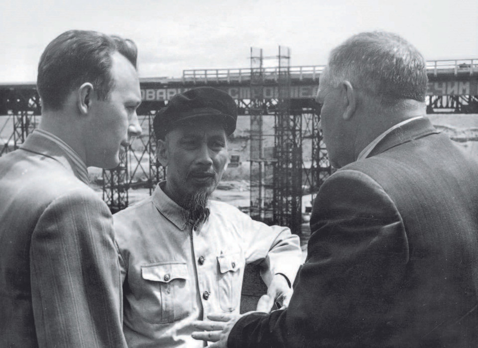 Bác Hồ thăm công trường xây dựng Nhà máy thủy điện Irkutsk trên sông Angara. (Nguồn: TTXVN)