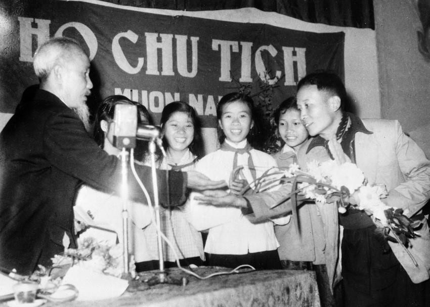 Chủ tịch Hồ Chí Minh thưởng huy hiệu của Người cho những thanh niên có nhiều thành tích trong sản xuất nông nghiệp của tỉnh Ninh Bình khi Người về thăm tỉnh, ngày 15/3/1959. (Ảnh: Tư liệu TTXVN)