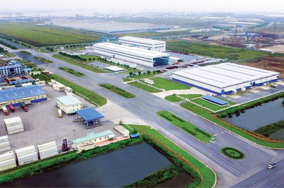 Khu công nghiệp Đình Vũ là một trong những dự án khu công nghiệp thành công và trọng điểm nhất của thành phố Hải Phòng. Qua 20 năm phát triển, Khu công nghiệp Đình Vũ thu hút thành công gần 100 dự án đầu tư từ Nhật Bản, châu Âu, Mỹ, Hàn Quốc, Singapore... (Ảnh: TTXVN)