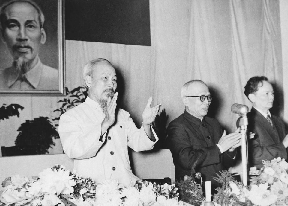 Quốc hội khóa I, kỳ họp thứ VI quyết định sửa đổi Hiến pháp ban hành năm 1946 và nhất trí bầu Chủ tịch Hồ Chí Minh làm Trưởng ban sửa đổi Hiến pháp (29/12/1956). (Ảnh: Tư liệu TTXVN)