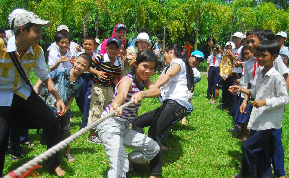 Thiếu nhi Thành phố Cần Thơ tham gia trò chơi kéo co nhân dịp Tết thiếu nhi 1/6 và hưởng ứng Tháng hành động vì trẻ em “Chung tay góp sức vì trẻ em nghèo” năm 2009. (Ảnh: Thanh Vũ/TTXVN)