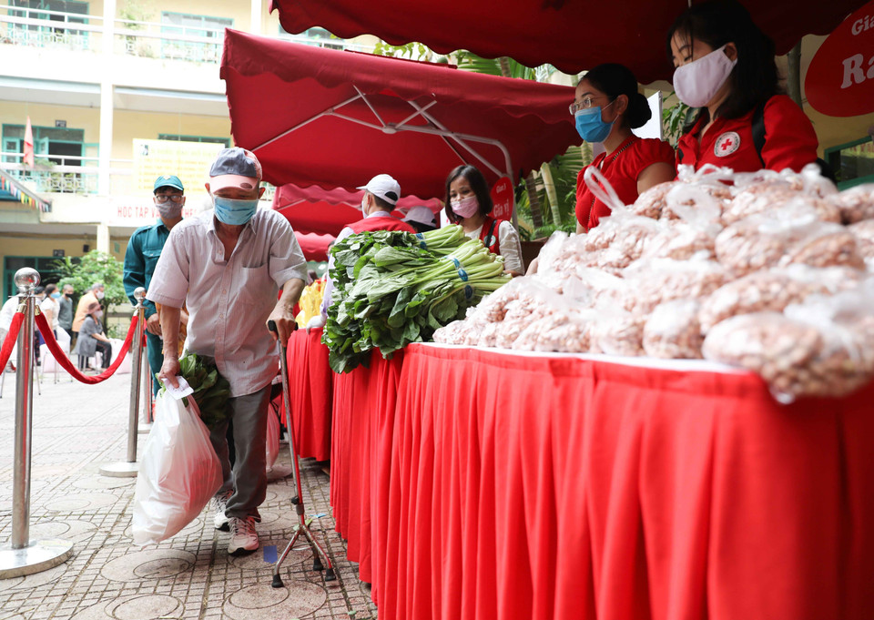 Người khuyết tật, người có hoàn cảnh khó khăn trên địa bàn quận Hoàn Kiếm nhận những phần hỗ trợ tại Chợ Nhân đạo. (Ảnh: Thanh Tùng/TTXVN)
