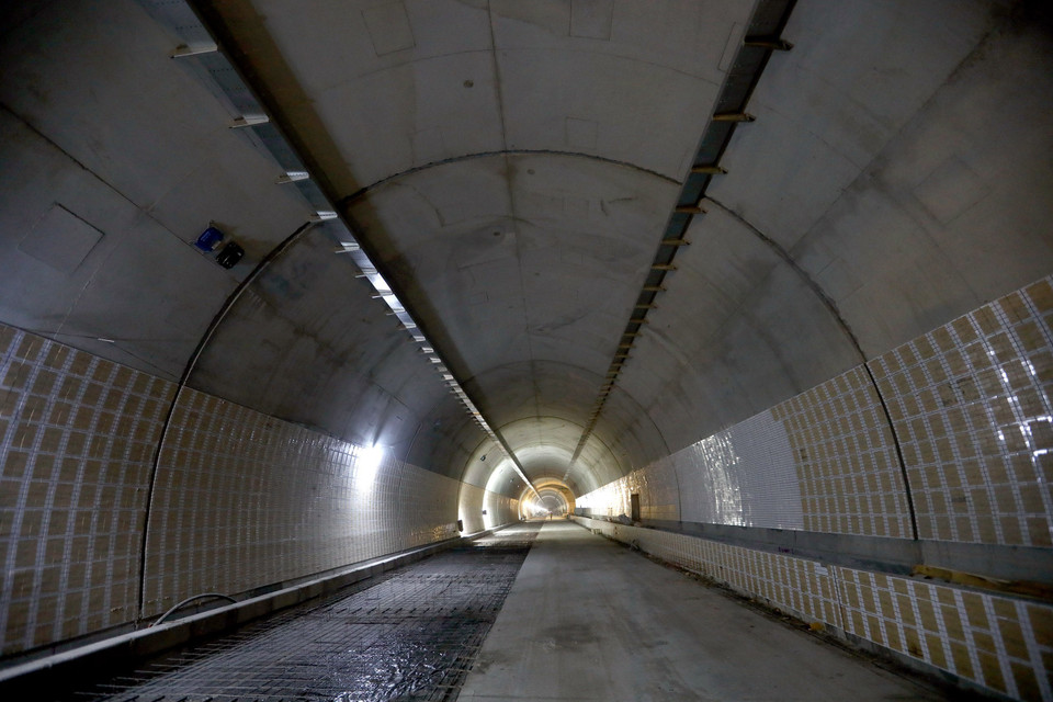 Hầm Hải Vân 2 được thiết kế rộng 9,7m, đảm bảo 2 làn xe rộng 7m, đường bộ hành và bảo dưỡng rộng 1m, hai dải an toàn 1,5m. (Ảnh: Huy Hùng/TTXVN)