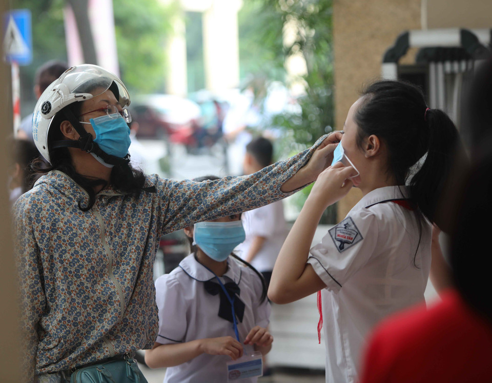 Phụ huynh khi đón trẻ cũng luôn được nhà trường nhắc nhở thực hiện đeo khẩu trang. (Ảnh: Thanh Tùng/TTXVN)
