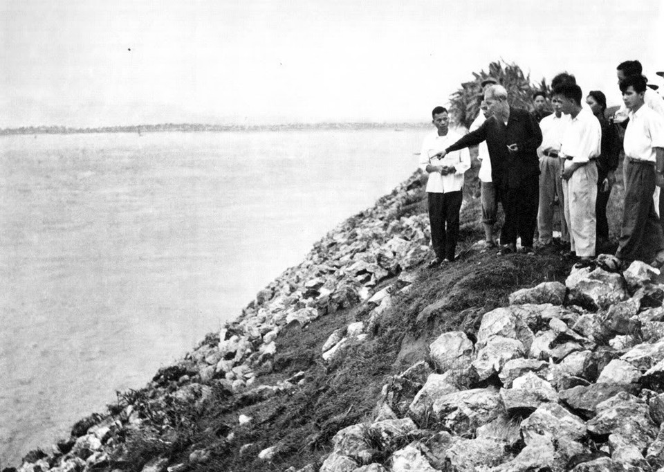 Chủ tịch Hồ Chí Minh thăm kè Cố Đô, tỉnh Hà Tây (8/7/1958). (Ảnh: TTXVN)