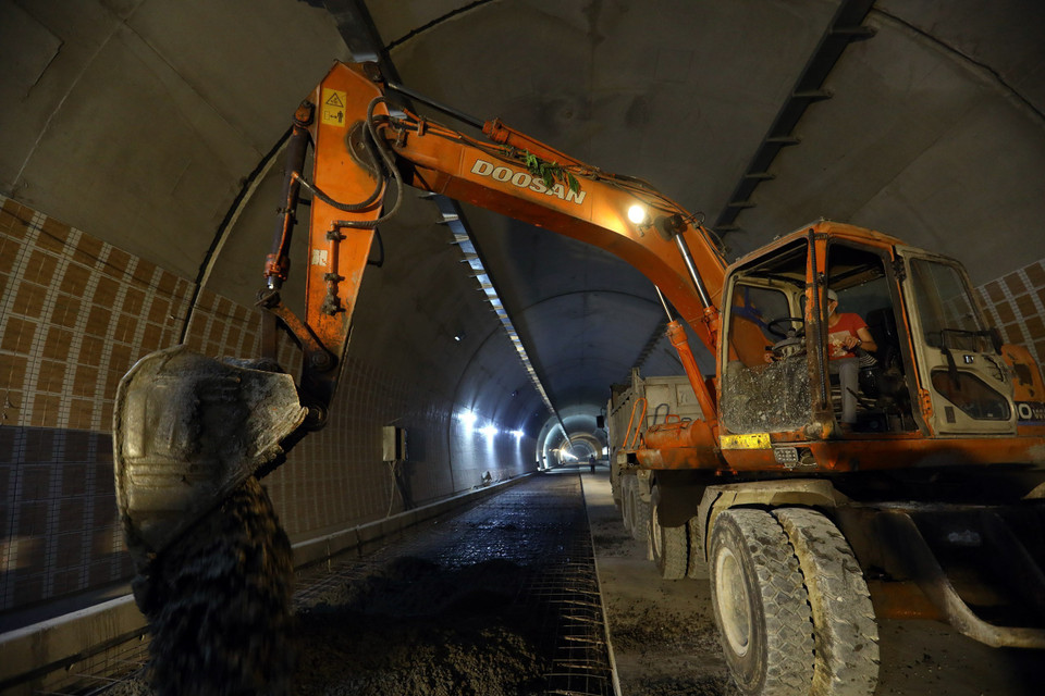 Những công đoạn cuối cùng đang được khẩn trương thi công. (Ảnh: Huy Hùng/TTXVN)