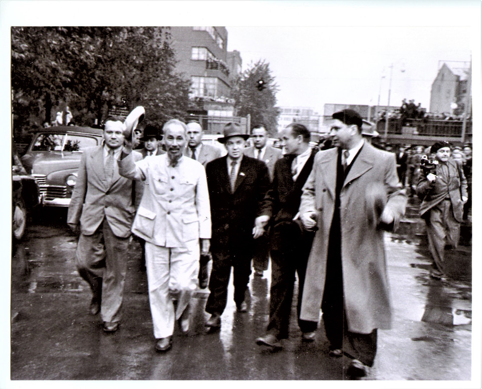 Chủ tịch Hồ Chí Minh thăm nhà máy Uralmash mang tên Ordzhonikidze ở Sverdlovsk, nay là Yekaterinburg. (Nguồn: TTXVN)