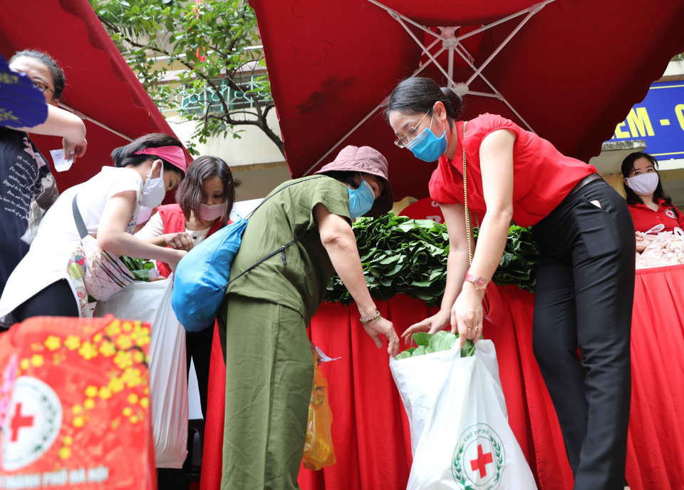 Người khuyết tật, người có hoàn cảnh khó khăn trên địa bàn quận Hoàn Kiếm nhận những phần hỗ trợ tại Chợ Nhân đạo. (Ảnh: Thanh Tùng/TTXVN)