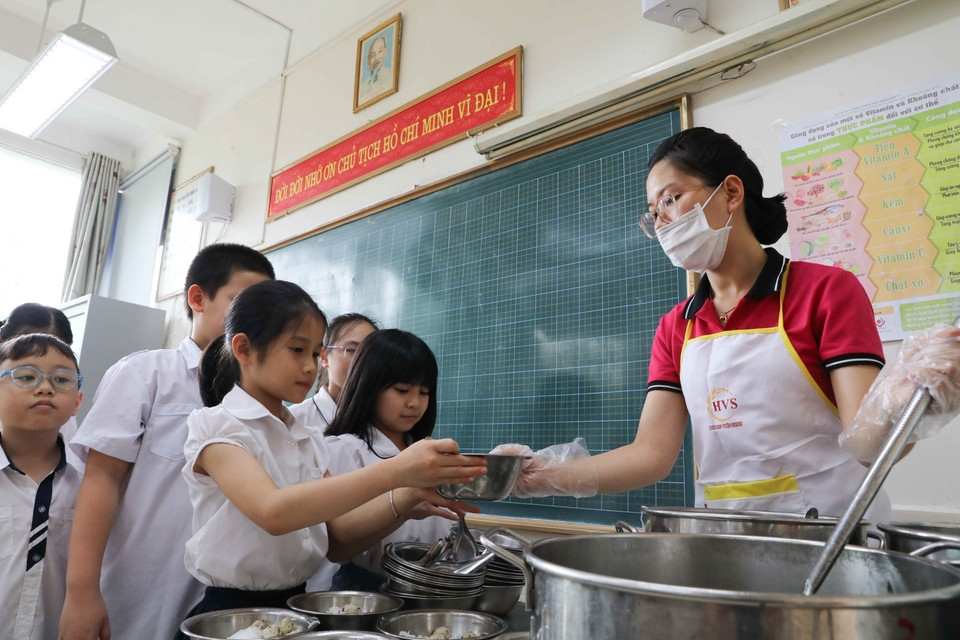Bữa ăn bán trú của học sinh tiểu học được trú trọng kiểm soát chặt chẽ trong từng khâu và đảm bảo đầy đủ chất dinh dưỡng. (Ảnh: Thanh Tùng/TTXVN)