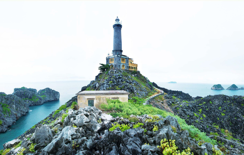 Quần đảo Long Châu gồm khoảng 30 đảo lớn nhỏ, cách đảo Cát Bà khoảng 10 hải lý về phía Đông Nam, với ngọn hải đăng Long Châu luôn chiếu sáng, hướng dẫn cho hàng nghìn lượt tàu, thuyền ra vào khu vực vịnh Bắc Bộ và cảng Hải Phòng. (Ảnh: Lâm Khánh/TTXVN)