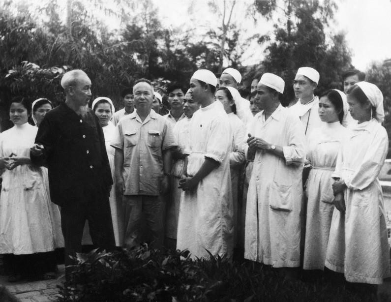 Thăm bệnh xá Vân Đình, tỉnh Hà Tây, Người căn dặn cán bộ bệnh xá thực hiện Lương y như từ mẫu (20/4/1963). (Ảnh: Tư liệu TTXVN)