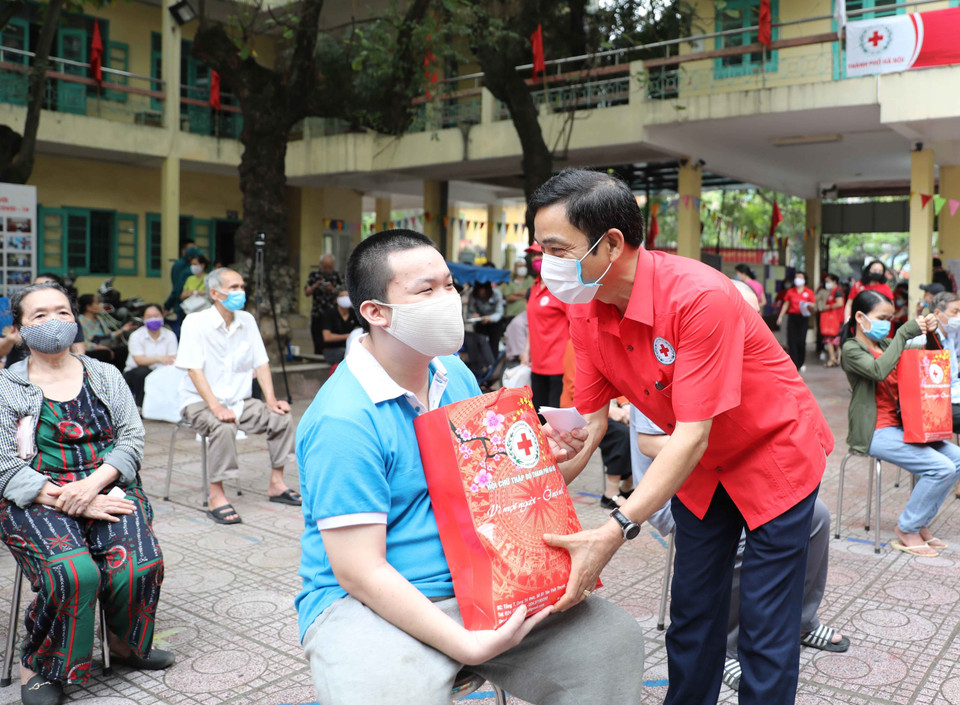 Tặng quà cho người khuyết tật, người có hoàn cảnh khó khăn trên địa bàn quận Hoàn Kiếm. (Ảnh: Thanh Tùng/TTXVN)