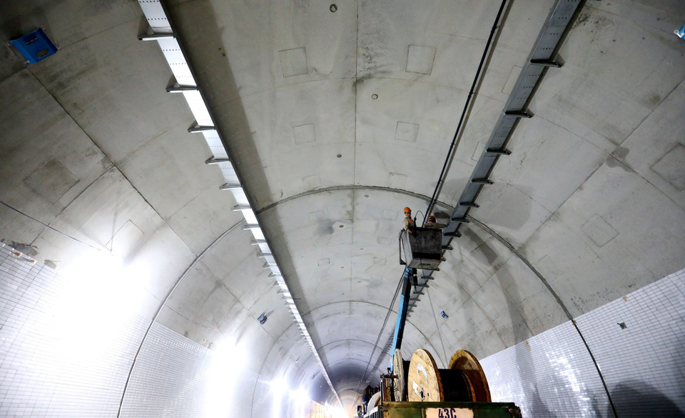 Lắp đặt thiết bị cơ điện trong hầm Hải Vân 2. (Ảnh: Huy Hùng/TTXVN)