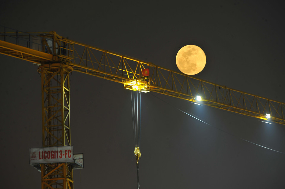 Siêu Trăng rực sáng và to hơn bình thường (Ảnh chụp lúc 19 giờ tại Hà Nội). (Ảnh: Minh Đức/TTXVN)