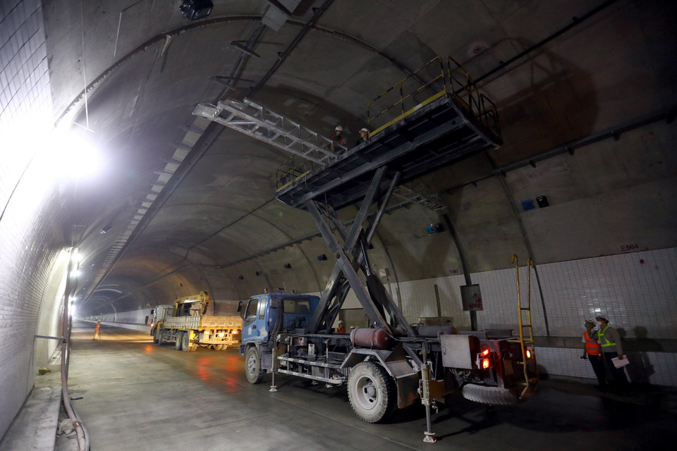 Tính đến nay, tiến độ các gói cơ điện (hệ thống điện, ITS, phòng cháy chữa cháy) thi công được gần 70% khối lượng. (Ảnh: Huy Hùng/TTXVN)