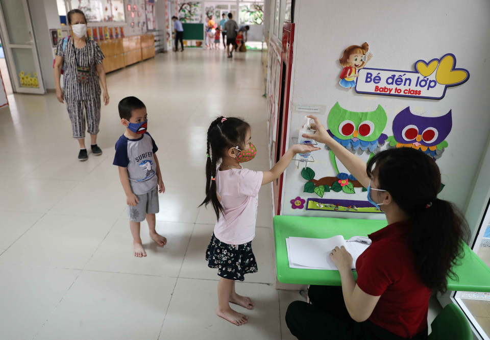 Ở lứa tuổi nhỏ, nhận thức còn hạn chế nên trẻ mầm non thường xuyên được giáo viên hướng dẫn, nhắc nhở rửa tay bằng dung dịch sát khuẩn. (Ảnh: Thanh Tùng/TTXVN)