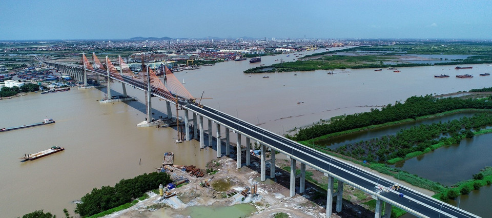 Cầu Bạch Đằng trên tuyến cao tốc Hạ Long - Hải Phòng là một trong những cây cầu lớn nhất cả nước và đứng thứ 3 trong số 7 cây cầu dây văng có nhiều nhịp nhất thế giới. (Ảnh: Trung Nguyên/TTXVN)