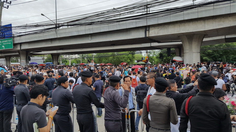Các nẻo đường dẫn vào tòa nhà cũng được kiểm soát rất gắt gao. (Ảnh: Sơn Nam/Vietnam+)