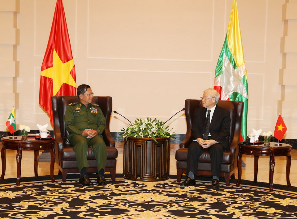 Tổng Bí thư Nguyễn Phú Trọng tiếp Tổng Tư lệnh các Lực lượng vũ trang Myanmar Min Aung Hlaing. (Ảnh: Trí Dũng/TTXVN)