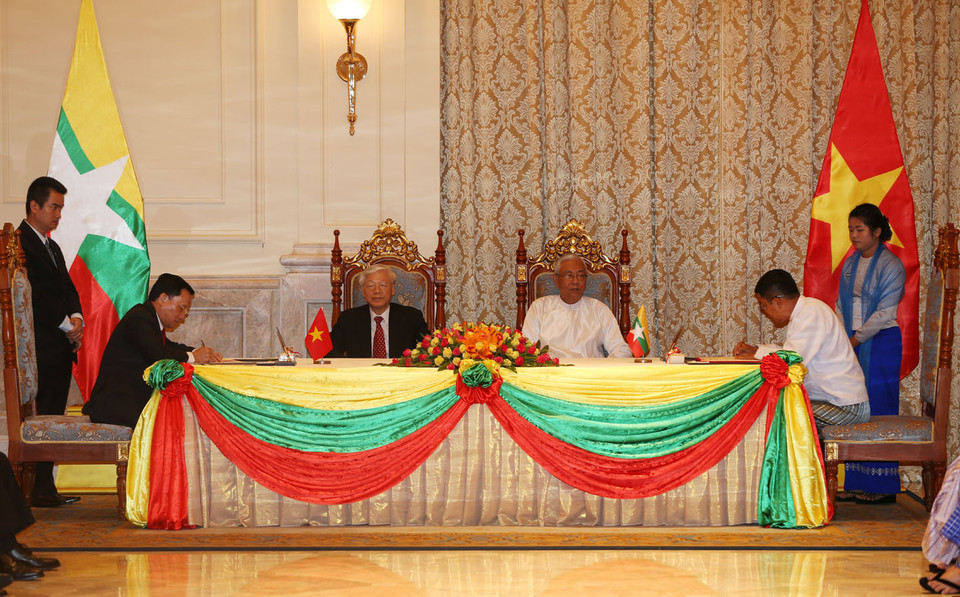 Tổng Bí thư Nguyễn Phú Trọng và Tổng thống Myanmar Htin Kyaw chứng kiến Lễ ký Chương trình hợp tác văn hóa giữa Bộ Văn hóa, Thể thao và Du lịch Việt Nam với Bộ Các vấn đề Tôn giáo và Văn hóa Myanmar. (Ảnh: Trí Dũng/TTXVN)