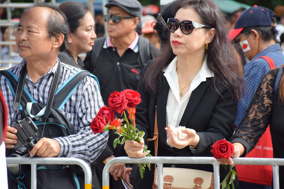 Họ mang theo hoa hồng và các biểu ngữ ủng hộ bà. (Ảnh: Sơn Nam/Vietnam+)