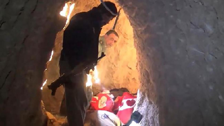 Chinadaily dẫn nguồn tin từ The Sun cho biết tổ chức Nhà nước Hồi giáo (IS) tự xưng đã xây dựng một đường hầm bên dưới lòng đất của thành phố Sijiar, miền Bắc Iraq. Tại đây, các tay súng IS vừa có thể ẩn nấp để tránh bị phát hiện, vừa có thể tránh các cuộc không kích.