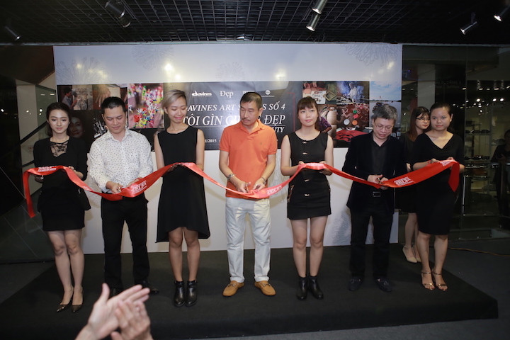 Đại diện ban tổ chức, ban giám khảo cắt băng khai mạc triển lãm. (Nguồn: Vietnam+)