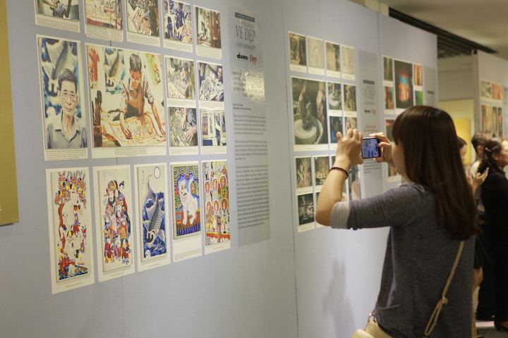 Khách tham quan triển lãm. (Nguồn: Vietnam+)