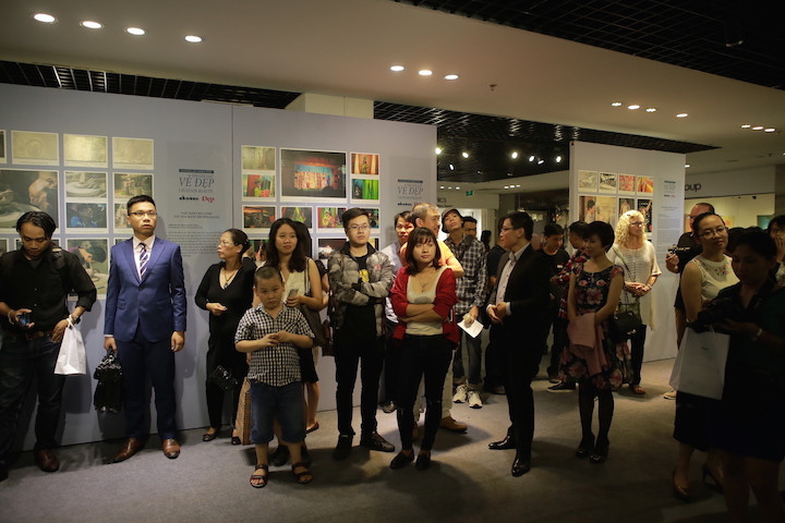 Khách tham quan triển lãm. (Nguồn: Vietnam+)