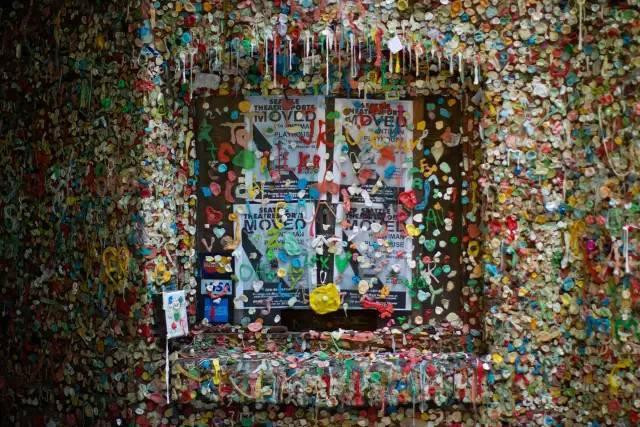 Cái tên Gum Wall được biết đến từ năm 1993. Câu chuyện về Gum Wall được bắt đầu bởi những thanh niên đứng chờ mua vé vào nhà hát. Họ rảnh rỗi và trét bã kẹo cao su lên tường. Không ngờ rằng sau đó rất nhiều người đã làm theo khiến cả bức tường dính đầy bã kẹo cao su. (Nguồn: mashable.com)