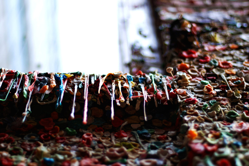 Gum Wall không những trở thành địa điểm du lịch nổi tiếng thế giới mà còn trở thành biểu tượng của sự lãng mạn. Jennifer Aniston đã từng tìm đến đây để thực hiện những cảnh quay cho bộ phim 'Love Happens.' (Nguồn: mashable.com)