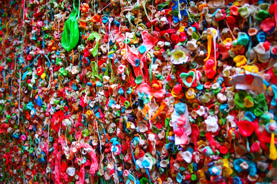 Đây là bức tường bã kẹo cao su (Gum Wall) nổi tiếng ở Seattle, Mỹ. Nơi này cũng được coi là địa điểm du lịch 'mất vệ sinh' nhất trên thế giới. Cả hai bức tường trong con ngõ này đều trét đầy bã kẹo cao su. (Nguồn: mashable.com)
