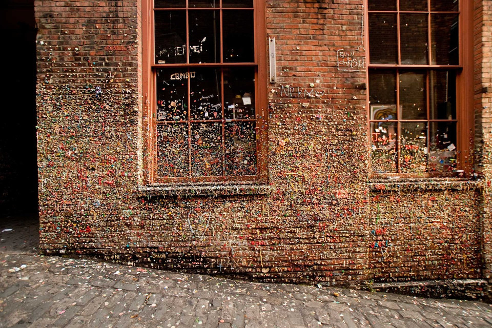 Người dân địa phương từng thử làm sạch những bức tường này nhưng rất nhanh sau đó lại có rất nhiều bã kẹo cao su được trét lên. Chính quyền Seattle quyết định để bức tường này trở thành một địa điểm du lịch. (Nguồn: mashable.com)