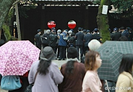 Sáng 23/11, tại đền Yasukuni có lễ hội thu hút rất nhiều người tham quan. (Nguồn: chinanews.com)