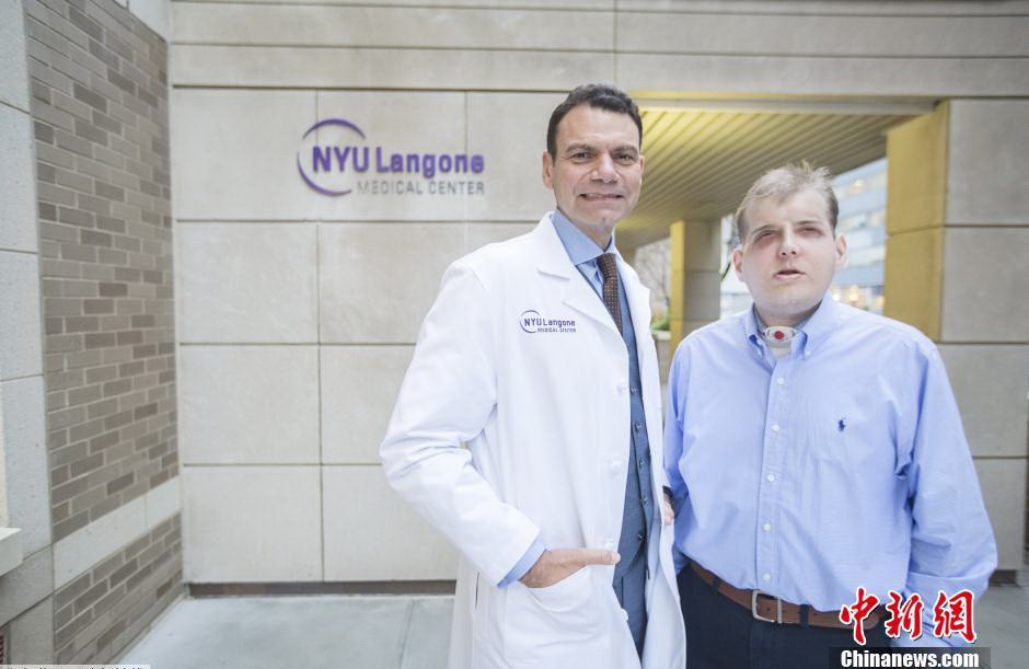 Bác sỹ Eduardo D. Rodriguez chụp ảnh với Patrick Hardison. (Nguồn: Chinanews.com)​