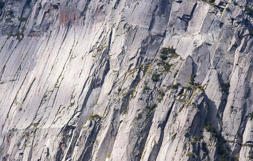 Daily Mail ngày 3/11 đã đăng tải những bức ảnh được chụp tại dãy Alps gần San Martino, miền Đông Italy. Những nhà leo núi đến đây để thách thức độ hiểm trở của những vách đá cheo leo, đồng thời thách thức cả thị lực của người xem ảnh. Trên bức ảnh này có bốn người đang leo núi. (Nguồn: dailymail)