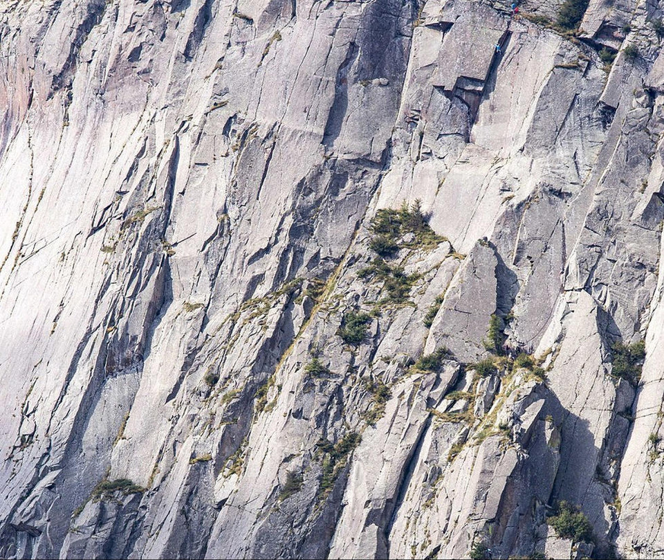 Nhiếp ảnh gia Gianluca Pisano, 44 tuổi, cũng chỉ nhìn thấy những người leo núi qua ống kính tele khi chụp những bức hình này. (Nguồn: dailymail)