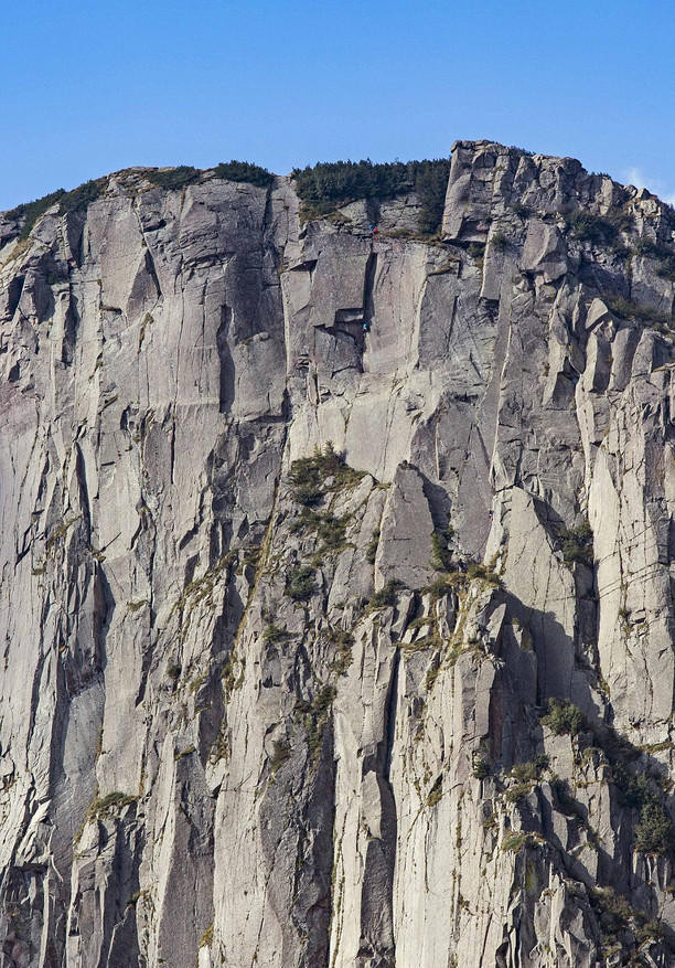 Rất khó để tìm thấy vị trí của những người leo núi. (Nguồn: dailymail)