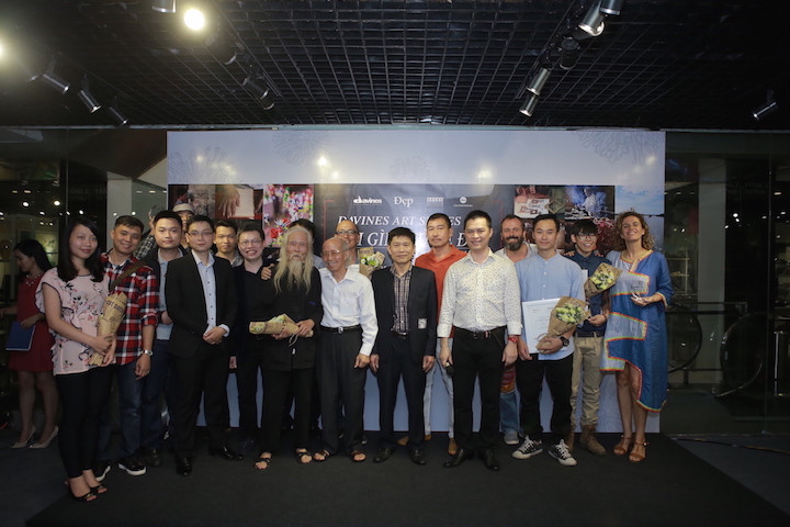 Ban giảm khảo, các tác giả và nhân vật đoạt giải. (Nguồn: Vietnam+)