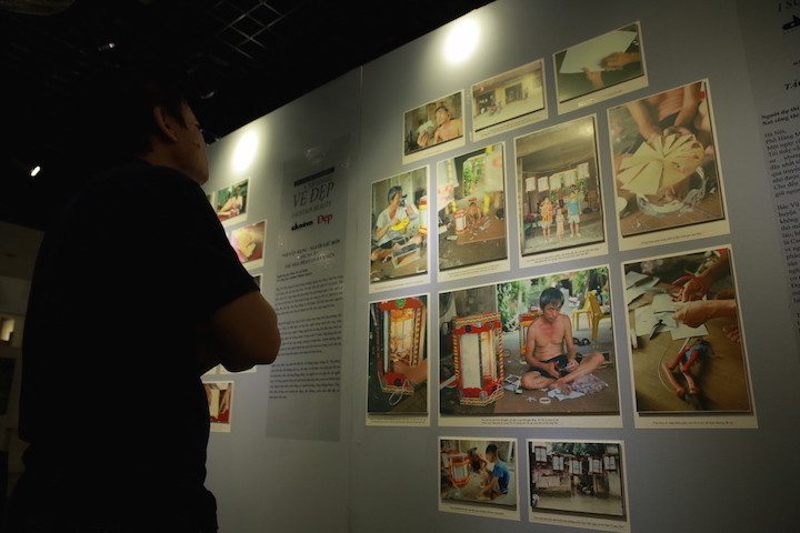 Khách tham quan triển lãm. (Nguồn: Vietnam+)