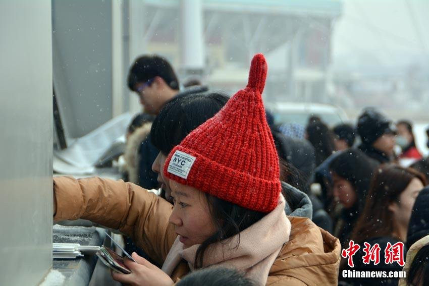 Sinh viên lấy vé để vào bên trong. (Nguồn: chinanews.com)