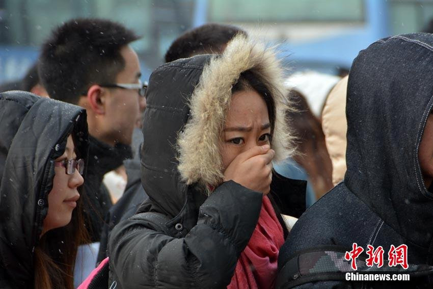 Những sinh viên này chuẩn bị vào trong. (Nguồn: chinanews.com)