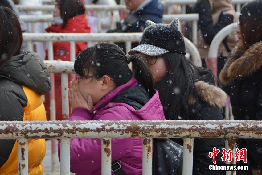 Sinh viên xếp hàng dưới tiết trời giá rét. Theo thống kê, số sinh viên Trung Quốc sẽ tốt nghiệp vào năm 2016 lên tới 7,7 triệu người, chưa kể những sinh viên tốt nghiệp từ nước ngoài trở về. (Nguồn: chinanews.com)