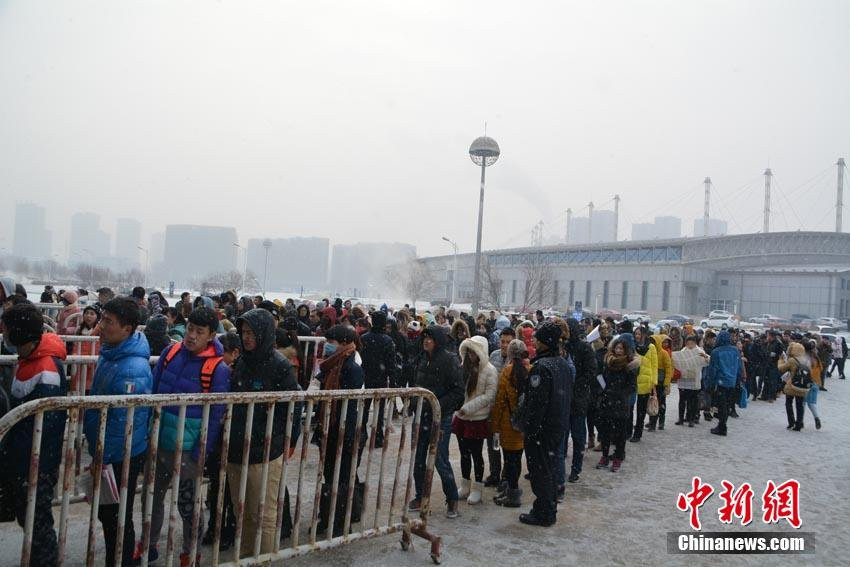 Sinh viên xếp hàng trước 1 giờ đồng hồ để được vào bên trong. (Nguồn: chinanews.com)