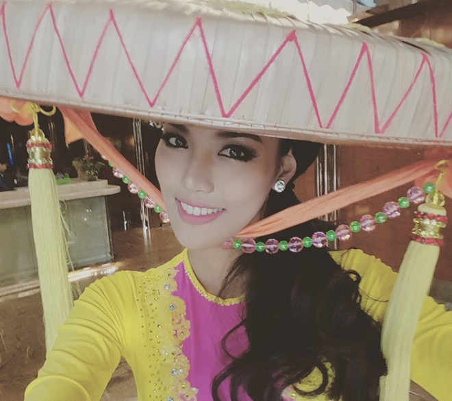 Lan Khuê mặc áo tứ thân, đội nón quai thao thể hiện bài múa trong một phần thi tài năng. (Nguồn: Chinadaily)