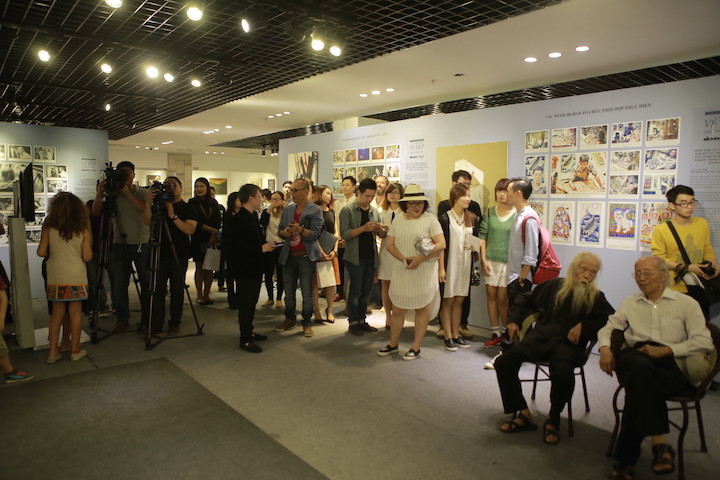 Khách tham quan triển lãm. (Nguồn: Vietnam+)