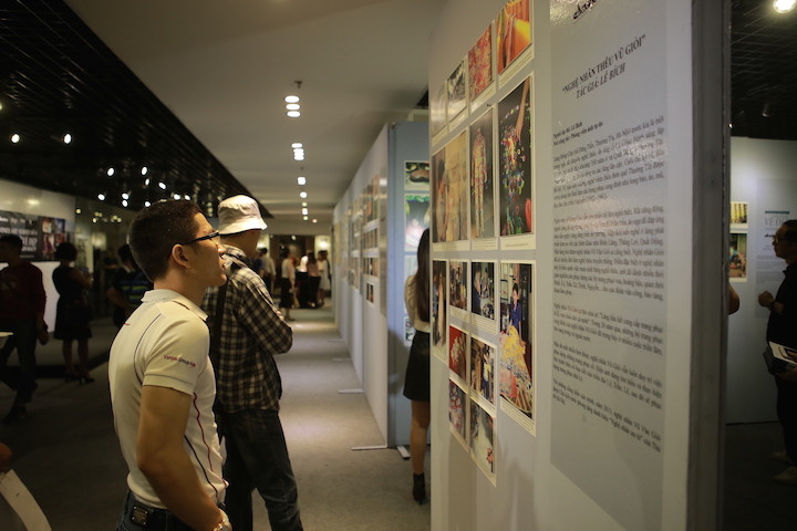 Khách tham quan triển lãm. (Nguồn: Vietnam+)