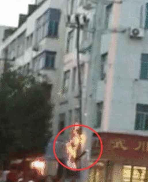 Người đàn ông biến thành quả cầu lửa. (Nguồn: china.com.cn)